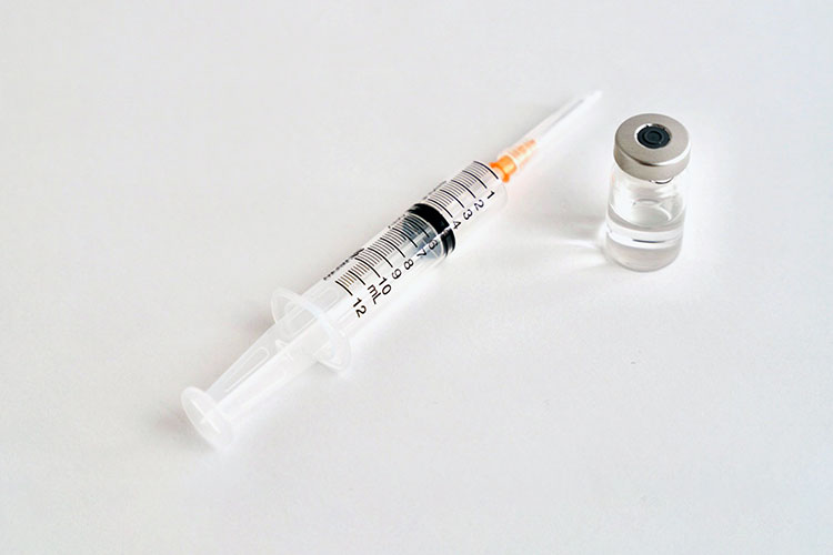ワクチンと注射器のイメージ画像